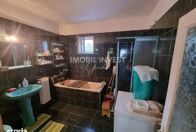 Casă cu 8 camere cu Teren 250 Mp în Central