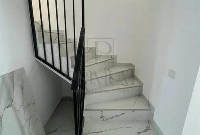 Casă cu 5 camere cu Teren 254 Mp în Dumbrăvița