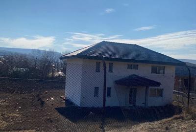 Casă cu 4 camere în Rădaia - 2