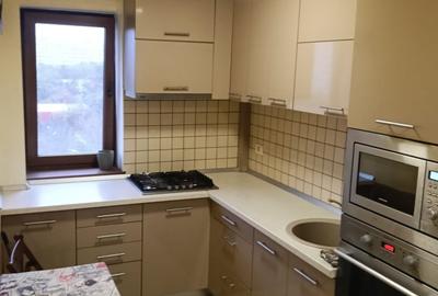Apartament cu 3 camere semidecomandat, mobilat în Titan