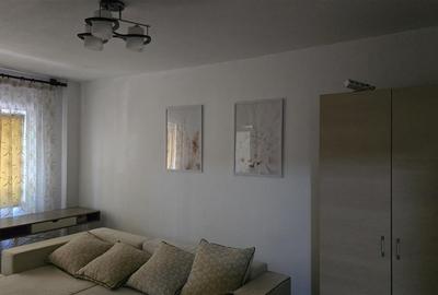 Apartament cu 2 camere decomandat, mobilat în Podul de Fier
