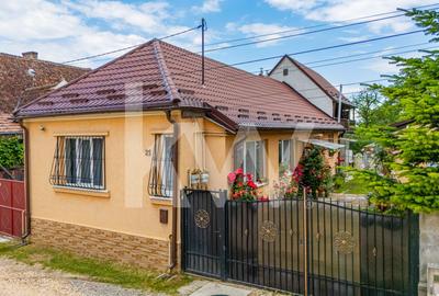Casă individuală cu 4 camere cu Canalizare în Cernatu