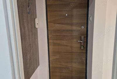 Apartament cu 3 camere semidecomandat în Simeria