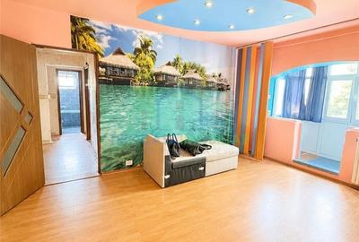 Apartament cu 3 camere semidecomandat în Rovine