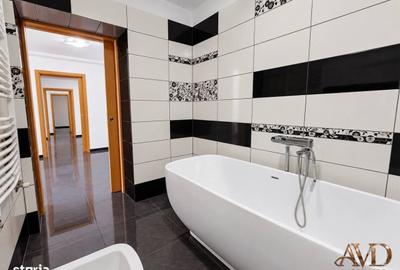 Apartament cu 3 camere decomandat în Noua