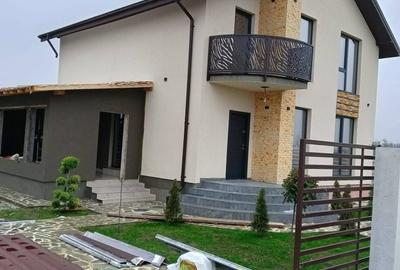 Casă cu 4 camere cu Teren 300 Mp în Vânători - 1