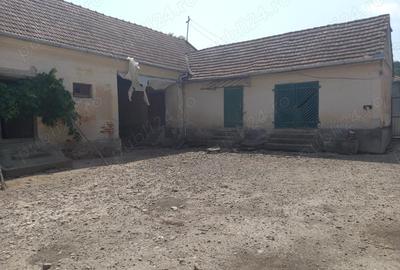 Casă cu 3 camere cu Teren 4000 Mp în Chelmac