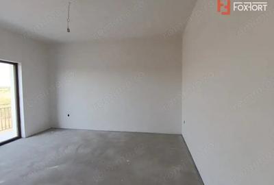 Casă cu 5 camere cu Teren 284 Mp în Plopi