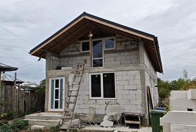 Casă cu 3 camere în Novaci