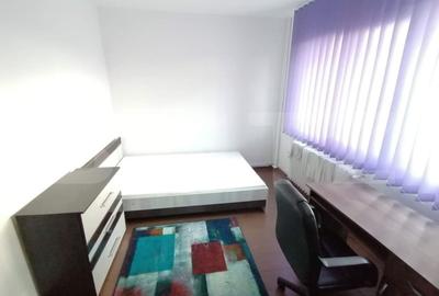 Apartament cu 2 camere decomandat, mobilat în Podul de Piatră