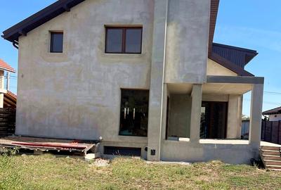 Casă individuală cu 5 camere cu Teren 833 Mp în Est
