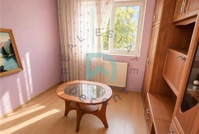 Apartament cu 3 camere decomandat în Astra