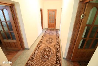 Casă cu 3 camere în Vânători