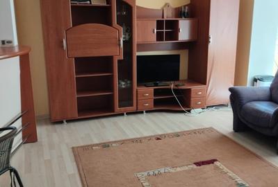 Apartament cu 3 camere semidecomandat în Plopilor