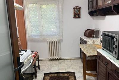 Apartament cu 3 camere decomandat, mobilat în Girocului