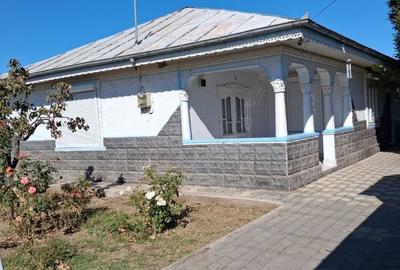 Casă cu 4 camere în Piscu