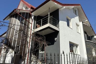 Casă cu 4 camere cu Teren 386 Mp în Central