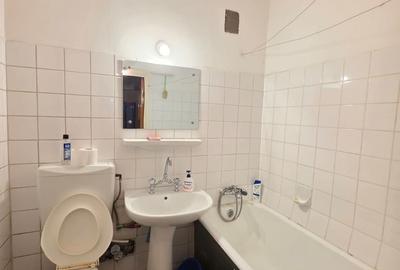 Apartament cu 3 camere semidecomandat în Giurgiului