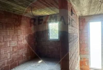 Casă cu 6 camere cu Teren 1000 Mp în Costâna