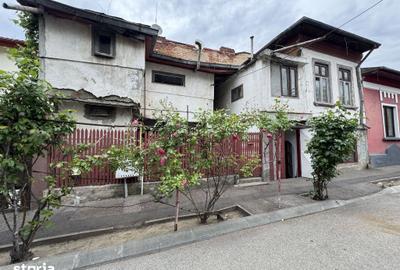 Casă cu 6 camere cu Teren 150 Mp în Grivița