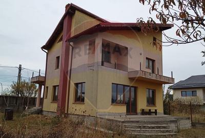Casă cu 5 camere cu Teren 570 Mp în Săftica - 1