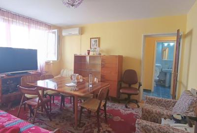 Apartament cu 3 camere semidecomandat în Vatra Luminoasă