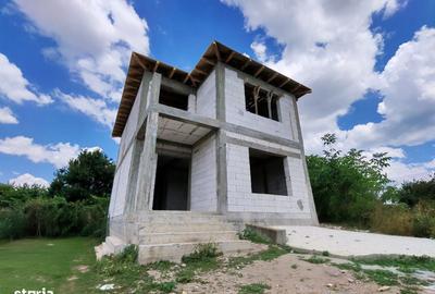 Casă cu 4 camere în Lumina