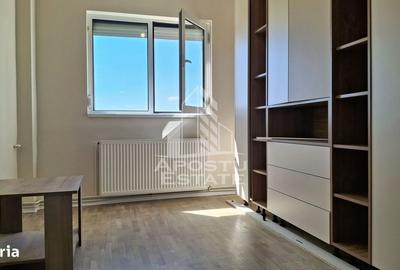 Apartament cu 4 camere, mobilat în Sud