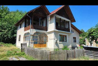 Casă cu 6 camere cu Teren 2080 Mp în Gura Foii