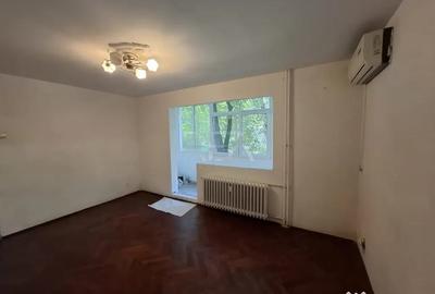 Apartament cu 3 camere semidecomandat în Apusului