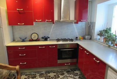 Apartament cu 3 camere semidecomandat, mobilat în Tei