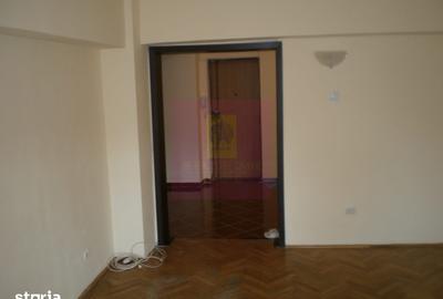 Apartament cu 3 camere în Decebal