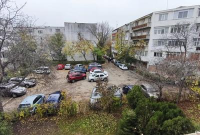 Apartament cu 3 camere semidecomandat în Micro 3