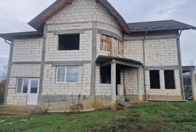 Casă cu 3 camere cu Teren 2172 Mp în Vedea