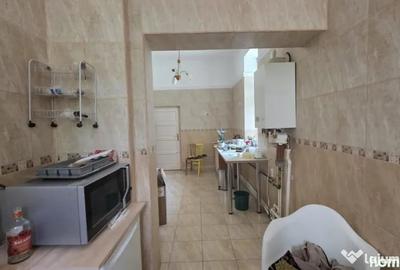 Apartament cu 5 camere decomandat în Moșilor