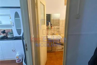 Apartament cu 4 camere decomandat în Filiași