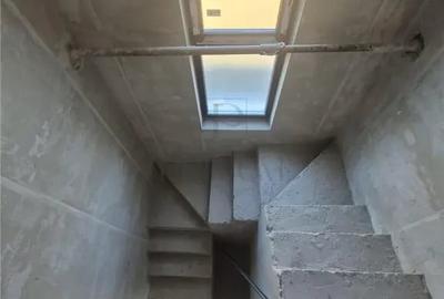 Casă cu 5 camere cu Teren 305 Mp în Moșnița Nouă