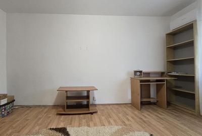Garsonieră decomandată în Titan