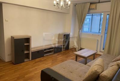 Apartament cu 3 camere semidecomandat, mobilat în Văcăresti