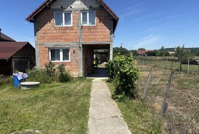 Casă cu 4 camere în Cristian