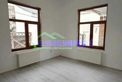 Casă cu 3 camere cu Teren 100 Mp în Central - 1