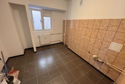 Apartament cu 4 camere decomandat în Drumul Taberei