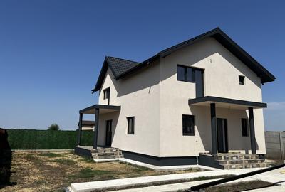 Casă individuală cu 4 camere cu Canalizare în Domnești