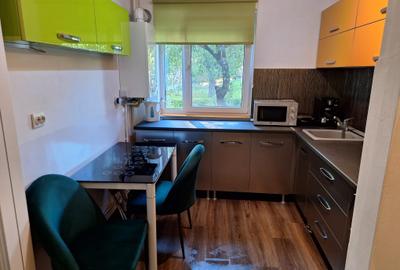 Apartament cu 2 camere semidecomandat, mobilat în Piața Centrală