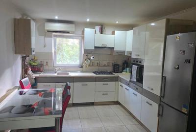 Apartament cu 3 camere decomandat, mobilat în Aradului