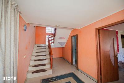 Casă cu 5 camere cu Teren 490 Mp în Central