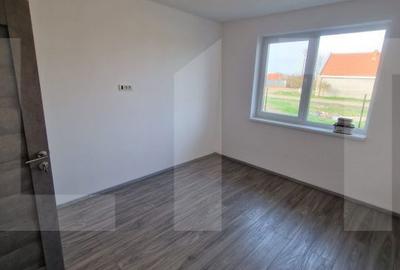 Casă cu 3 camere cu Teren 372 Mp în Peciu Nou - 1