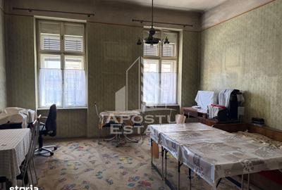 Casă cu 7 camere cu Teren 929 Mp în Central