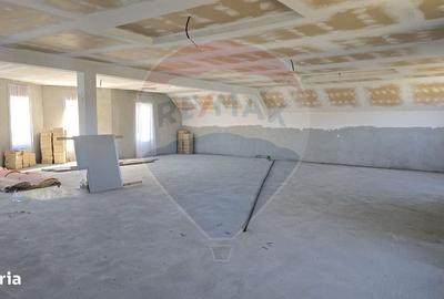 Casă cu 4 camere cu Teren 1300 Mp în Gălănești