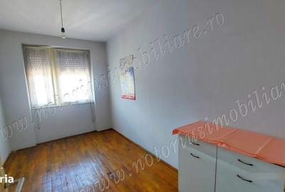 Apartament cu 3 camere semidecomandat în Micro 4